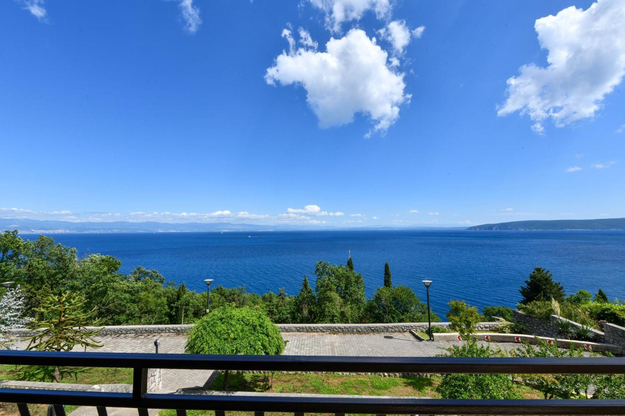 Apartments Near The Beach, With Terraces And Seaview At House B. Moscenicka Draga Luaran gambar